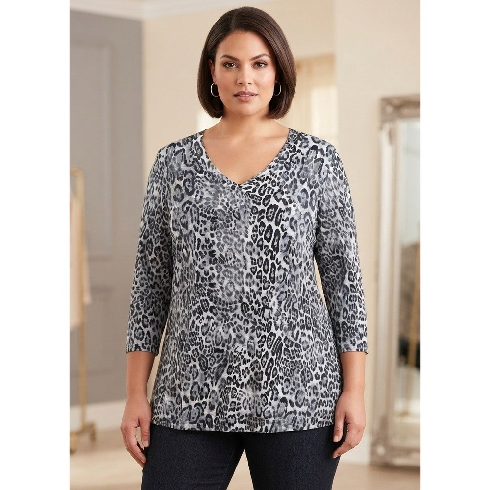 Susan Graver 3/4 Sleeve Leopard Print V-Neck Top Womens 1X Gray Stretch Vacation